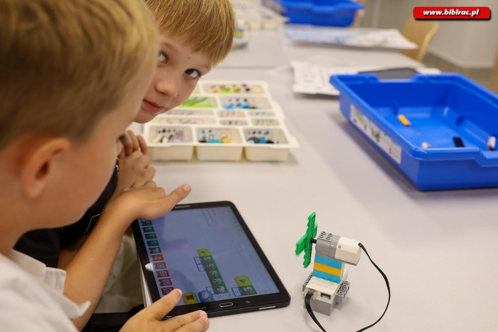Zdjęcie w galerii na portalu naszraciborz.pl: Wakacje w Powiecie z Biblioteką – relacja z warsztatów programowania Lego wiadomości z regionu