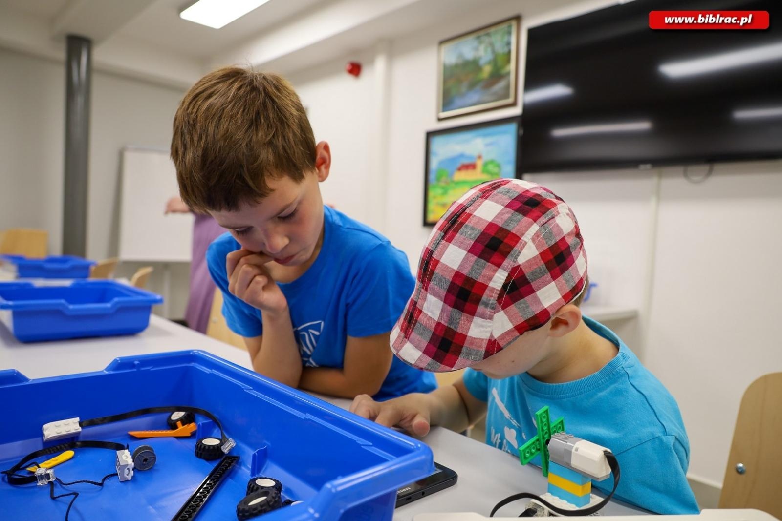 Zdjęcie w galerii na portalu naszraciborz.pl: Wakacje w Powiecie z Biblioteką – relacja z warsztatów programowania Lego wiadomości z regionu