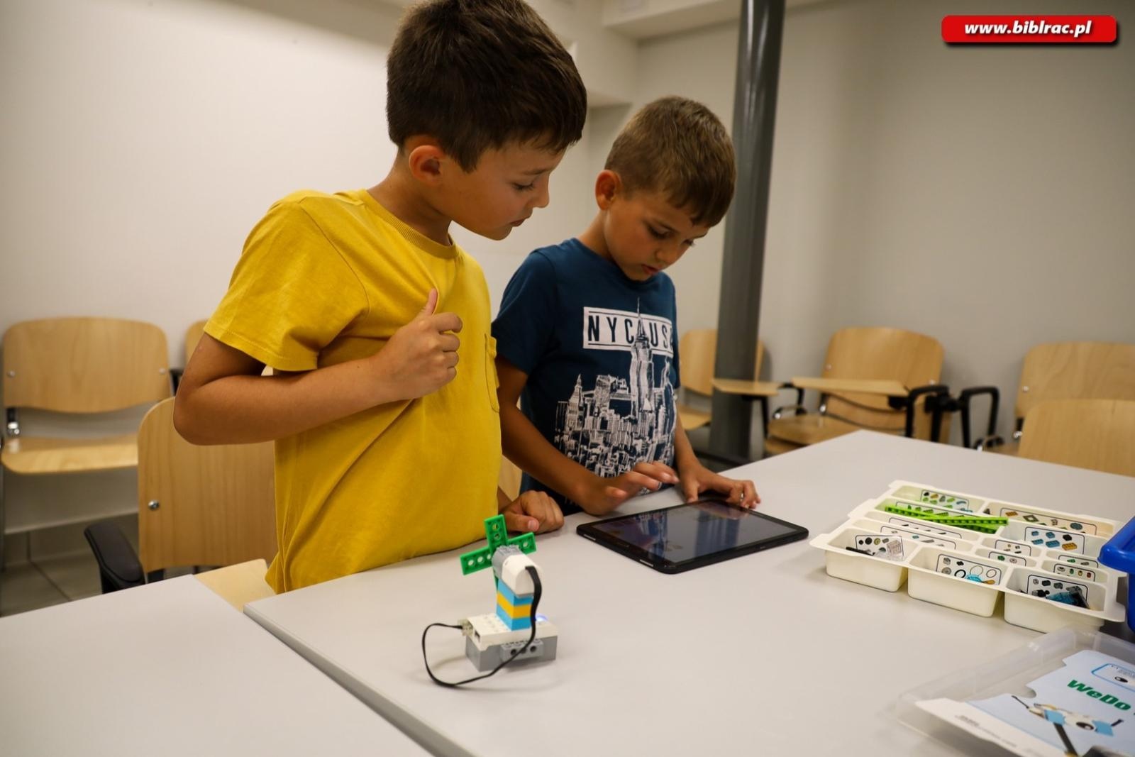 Zdjęcie w galerii na portalu naszraciborz.pl: Wakacje w Powiecie z Biblioteką – relacja z warsztatów programowania Lego wiadomości z regionu