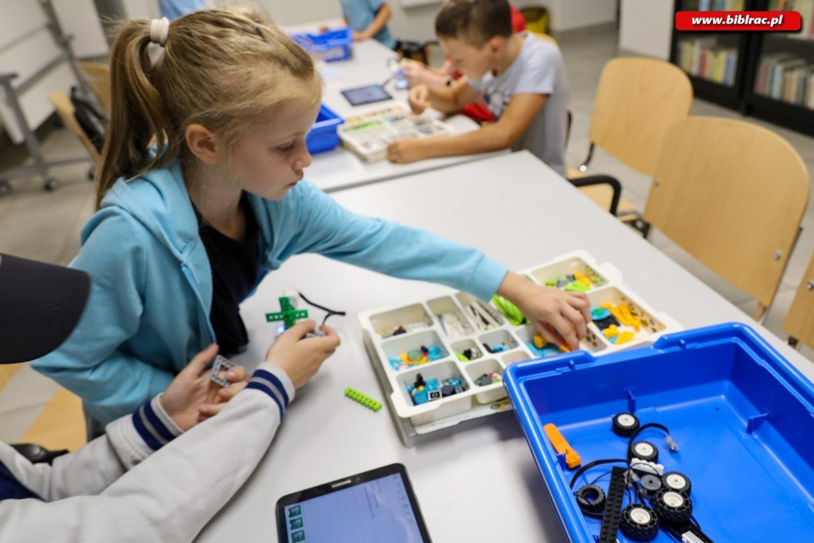 Zdjęcie w galerii na portalu naszraciborz.pl: Wakacje w Powiecie z Biblioteką – relacja z warsztatów programowania Lego wiadomości z regionu