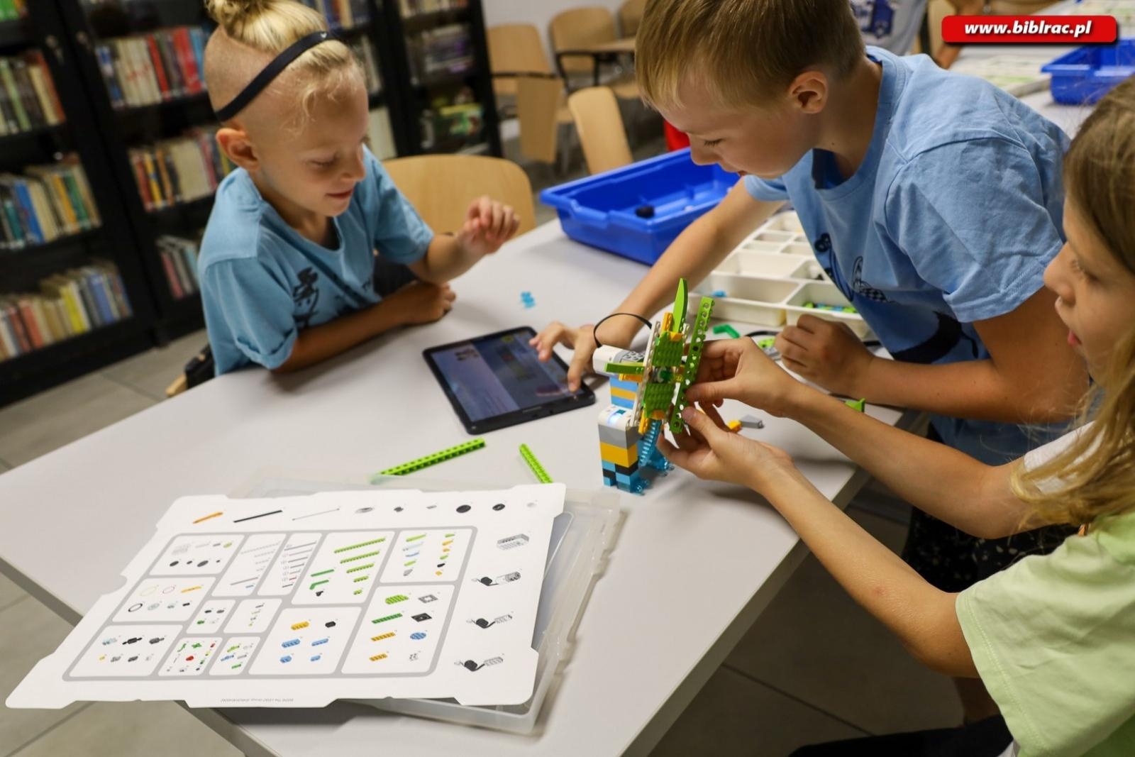 Zdjęcie w galerii na portalu naszraciborz.pl: Wakacje w Powiecie z Biblioteką – relacja z warsztatów programowania Lego wiadomości z regionu