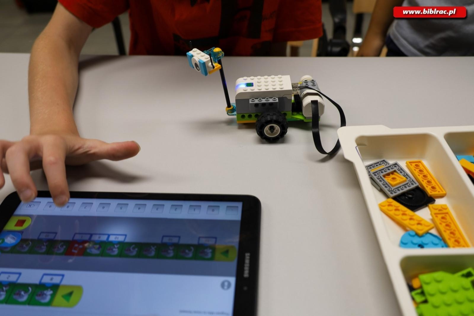 Zdjęcie w galerii na portalu naszraciborz.pl: Wakacje w Powiecie z Biblioteką – relacja z warsztatów programowania Lego wiadomości z regionu