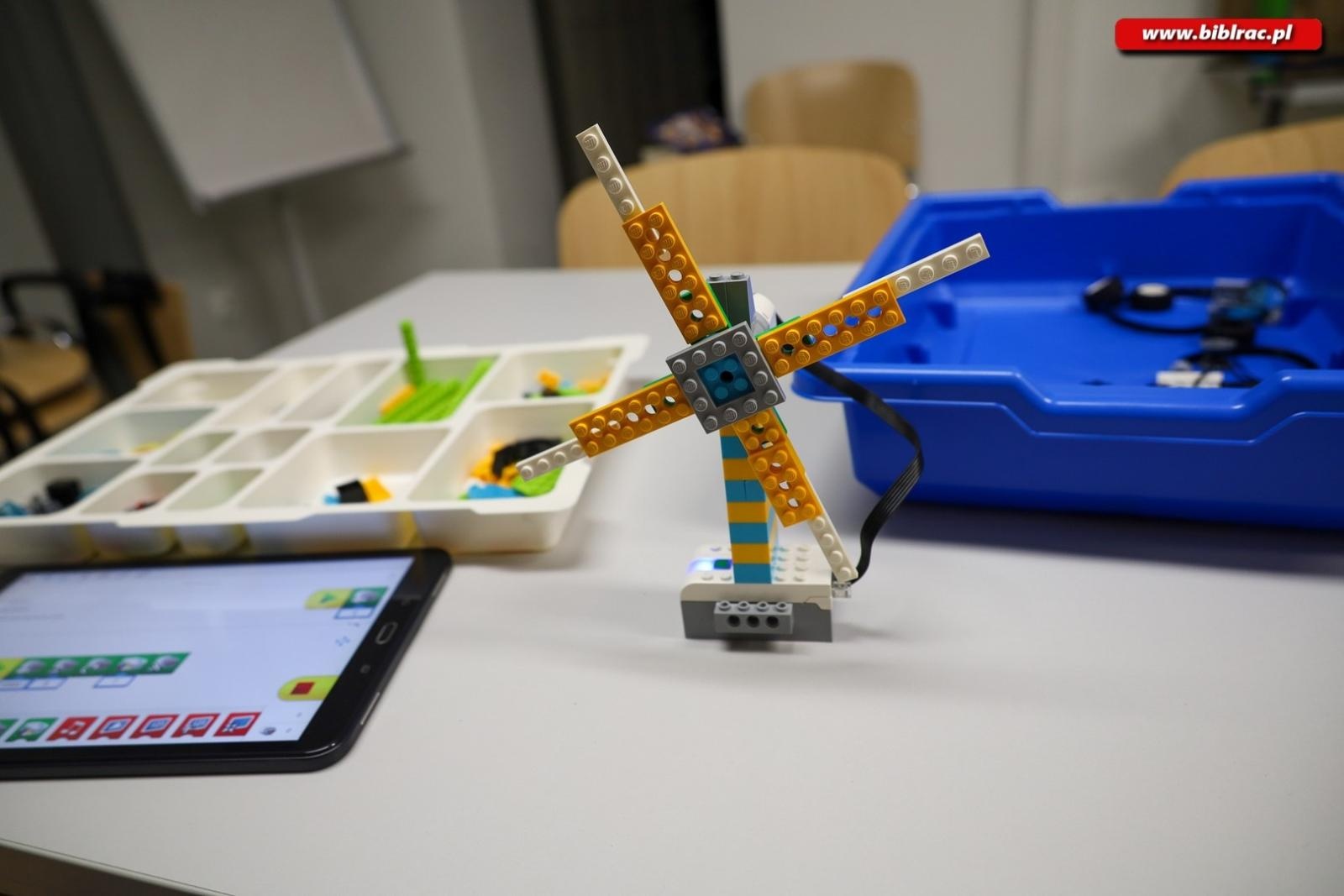 Zdjęcie w galerii na portalu naszraciborz.pl: Wakacje w Powiecie z Biblioteką – relacja z warsztatów programowania Lego wiadomości z regionu