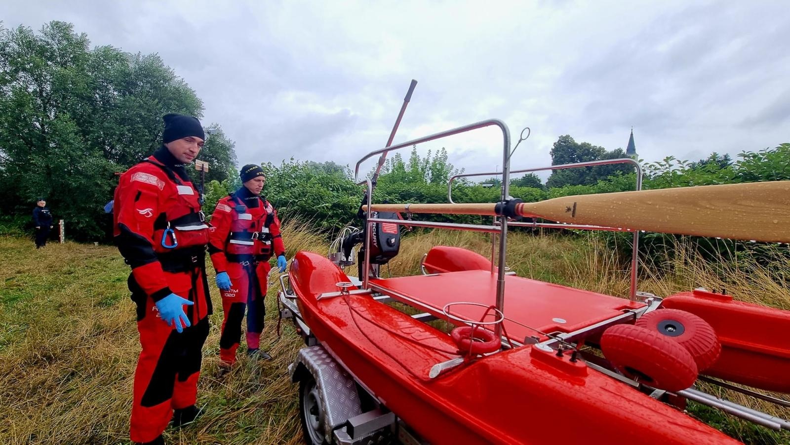 Zdjęcie w galerii na portalu naszraciborz.pl: Śnięte ryby na granicznym odcinku rzeki Odry w powiecie raciborskim wiadomości z regionu