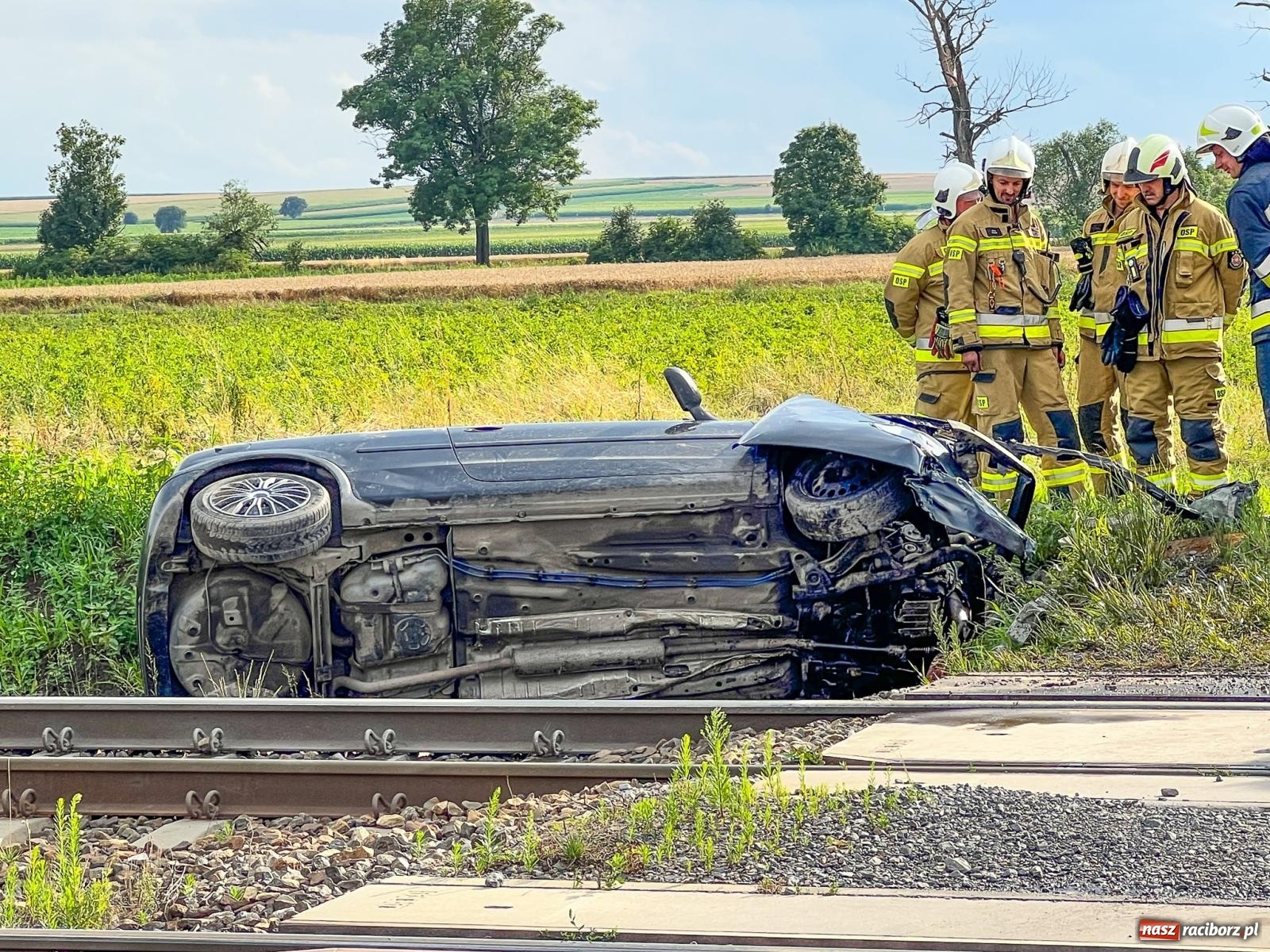 Zdjęcie w galerii na portalu naszraciborz.pl: Osobowy opel wjechał pod pociąg w Sudole [FOTO] wiadomości z regionu