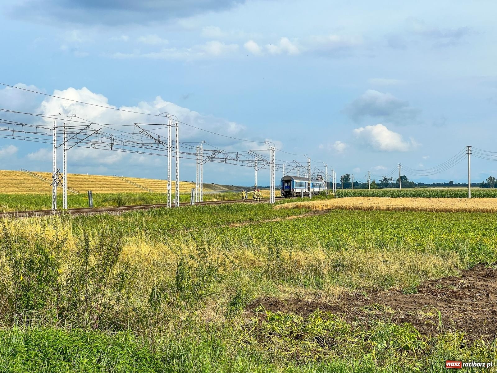 Zdjęcie w galerii na portalu naszraciborz.pl: Osobowy opel wjechał pod pociąg w Sudole [FOTO] wiadomości z regionu