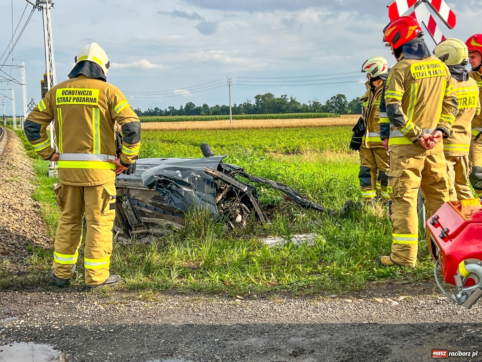 Zdjęcie w galerii na portalu naszraciborz.pl: Osobowy opel wjechał pod pociąg w Sudole [FOTO] wiadomości z regionu