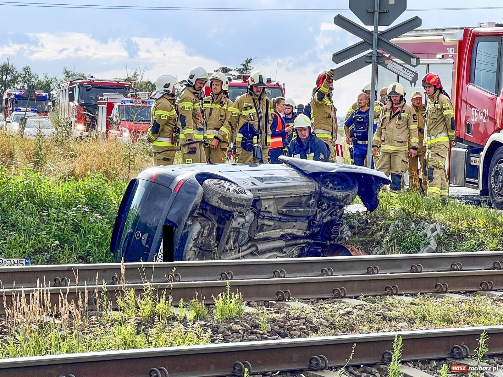 Zdjęcie w galerii na portalu naszraciborz.pl: Osobowy opel wjechał pod pociąg w Sudole [FOTO] wiadomości z regionu
