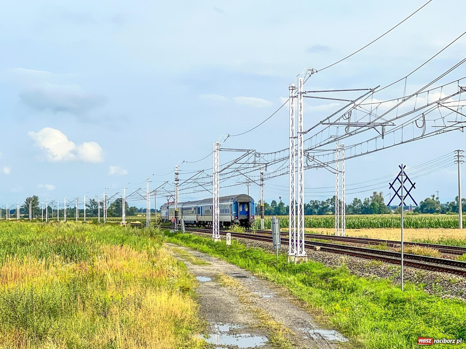 Zdjęcie w galerii na portalu naszraciborz.pl: Osobowy opel wjechał pod pociąg w Sudole [FOTO] wiadomości z regionu