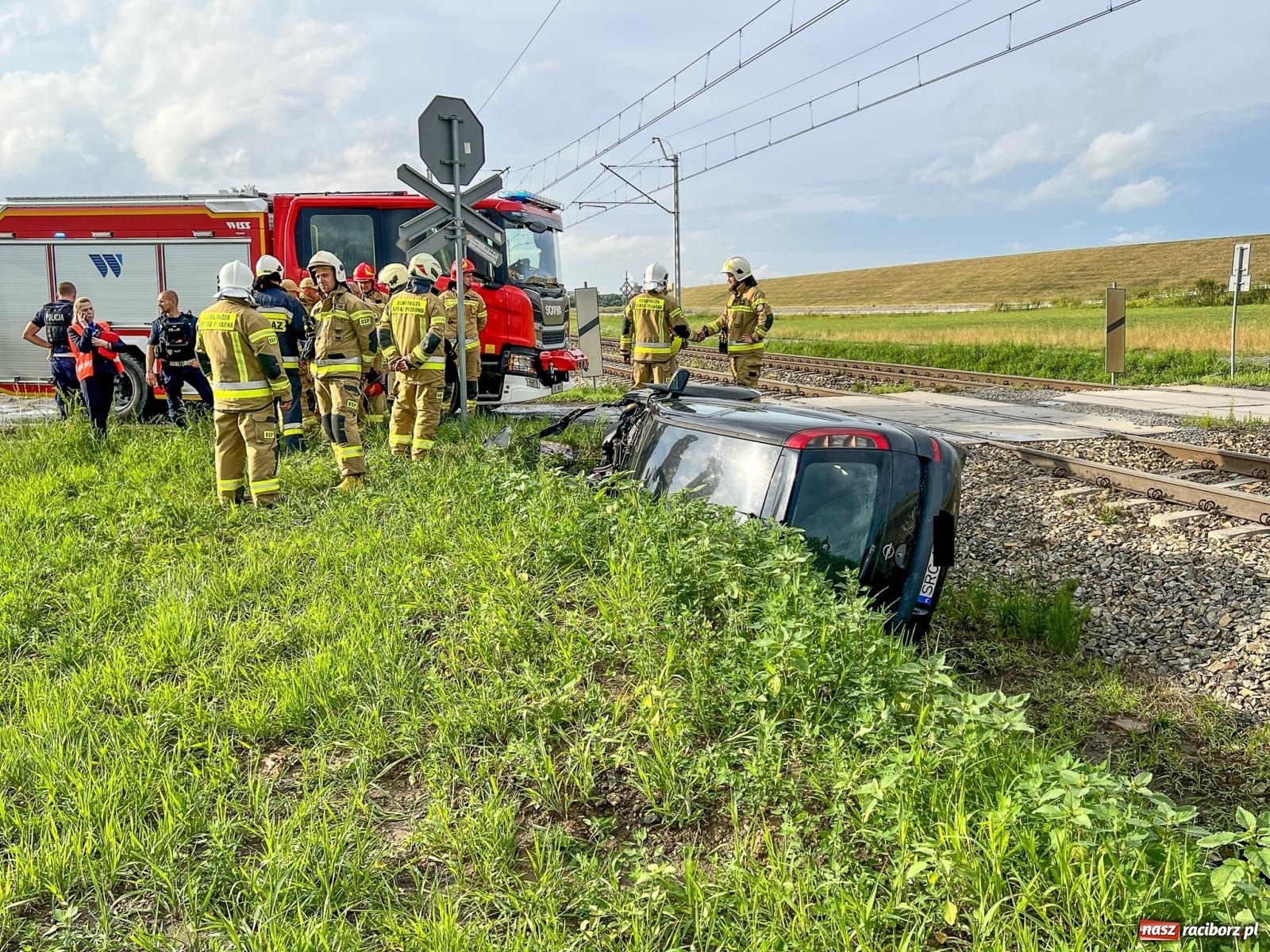 Zdjęcie w galerii na portalu naszraciborz.pl: Osobowy opel wjechał pod pociąg w Sudole [FOTO] wiadomości z regionu