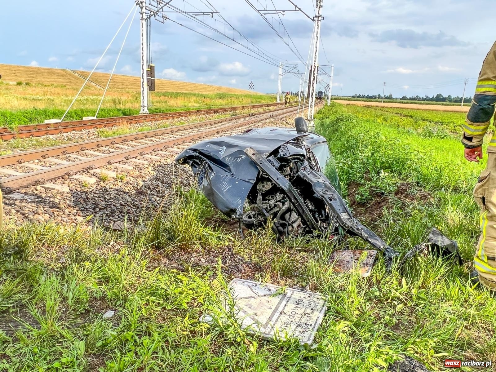 Zdjęcie w galerii na portalu naszraciborz.pl: Osobowy opel wjechał pod pociąg w Sudole [FOTO] wiadomości z regionu