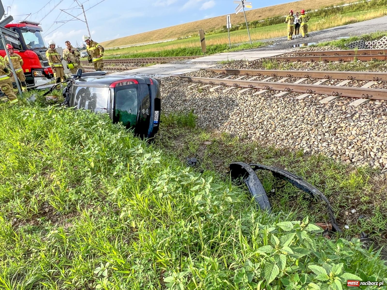 Zdjęcie w galerii na portalu naszraciborz.pl: Osobowy opel wjechał pod pociąg w Sudole [FOTO] wiadomości z regionu