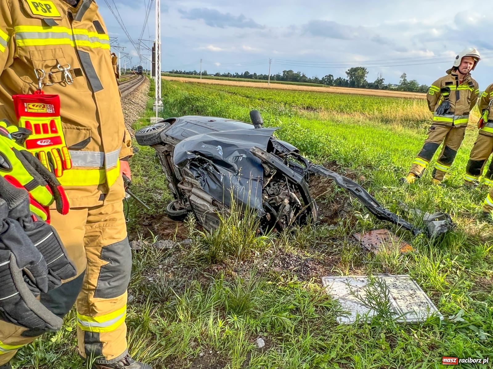 Zdjęcie w galerii na portalu naszraciborz.pl: Osobowy opel wjechał pod pociąg w Sudole [FOTO] wiadomości z regionu