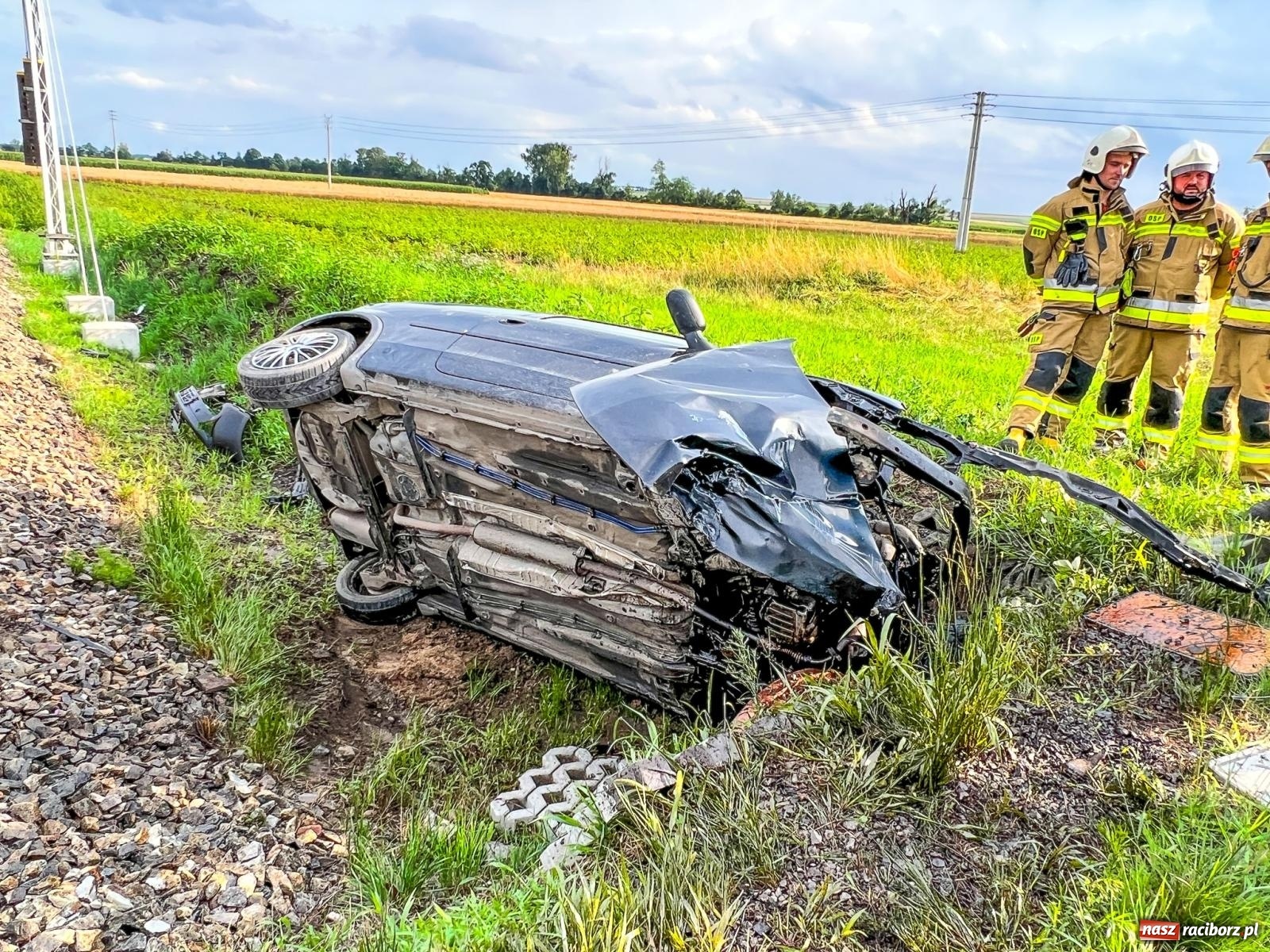 Zdjęcie w galerii na portalu naszraciborz.pl: Osobowy opel wjechał pod pociąg w Sudole [FOTO] wiadomości z regionu