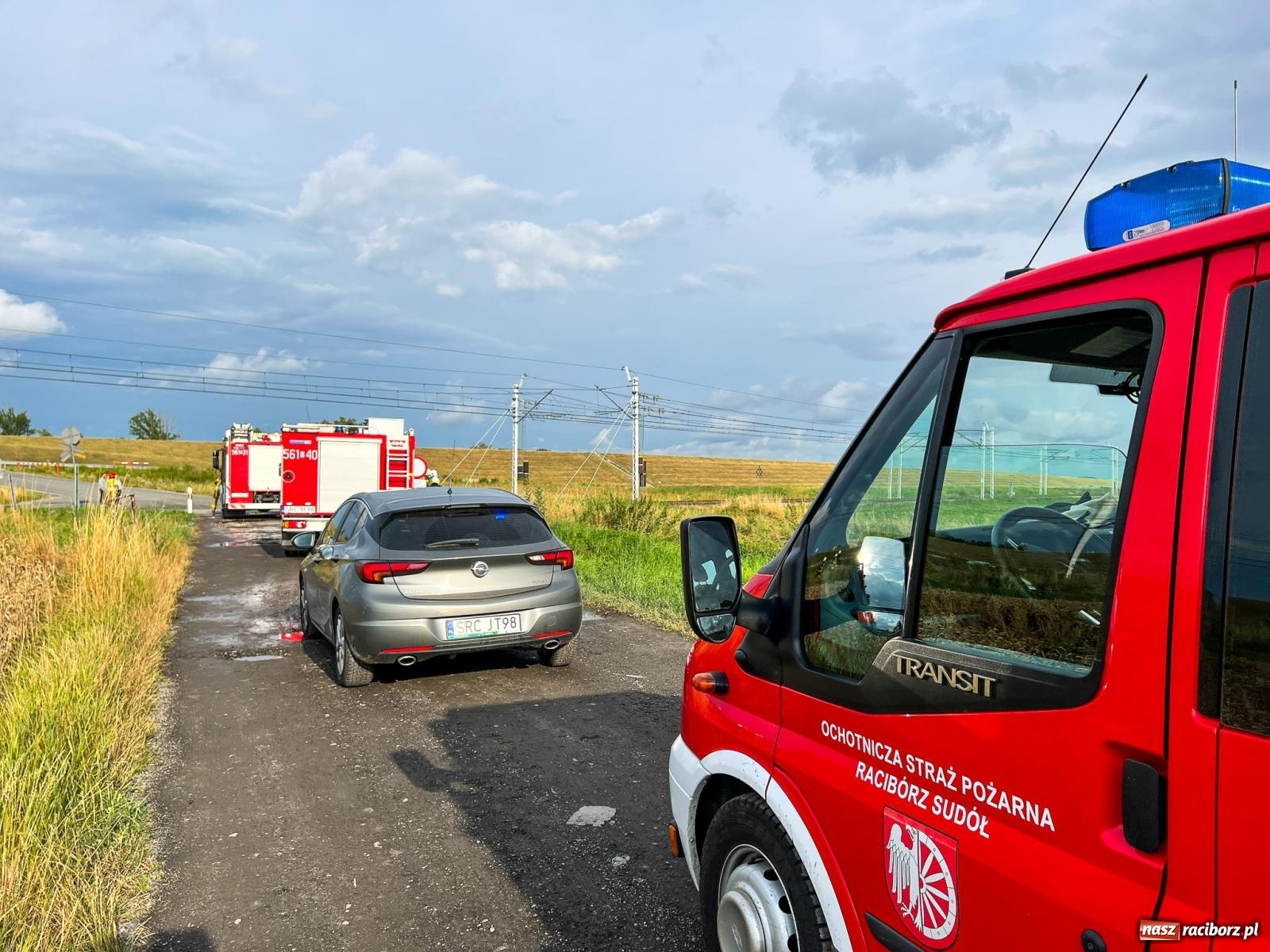 Zdjęcie w galerii na portalu naszraciborz.pl: Osobowy opel wjechał pod pociąg w Sudole [FOTO] wiadomości z regionu
