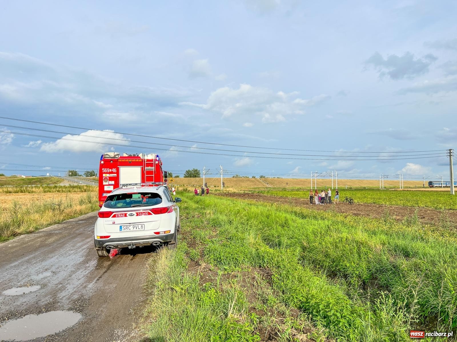 Zdjęcie w galerii na portalu naszraciborz.pl: Osobowy opel wjechał pod pociąg w Sudole [FOTO] wiadomości z regionu
