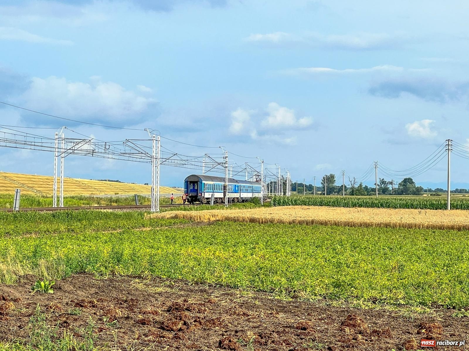 Zdjęcie w galerii na portalu naszraciborz.pl: Osobowy opel wjechał pod pociąg w Sudole [FOTO] wiadomości z regionu