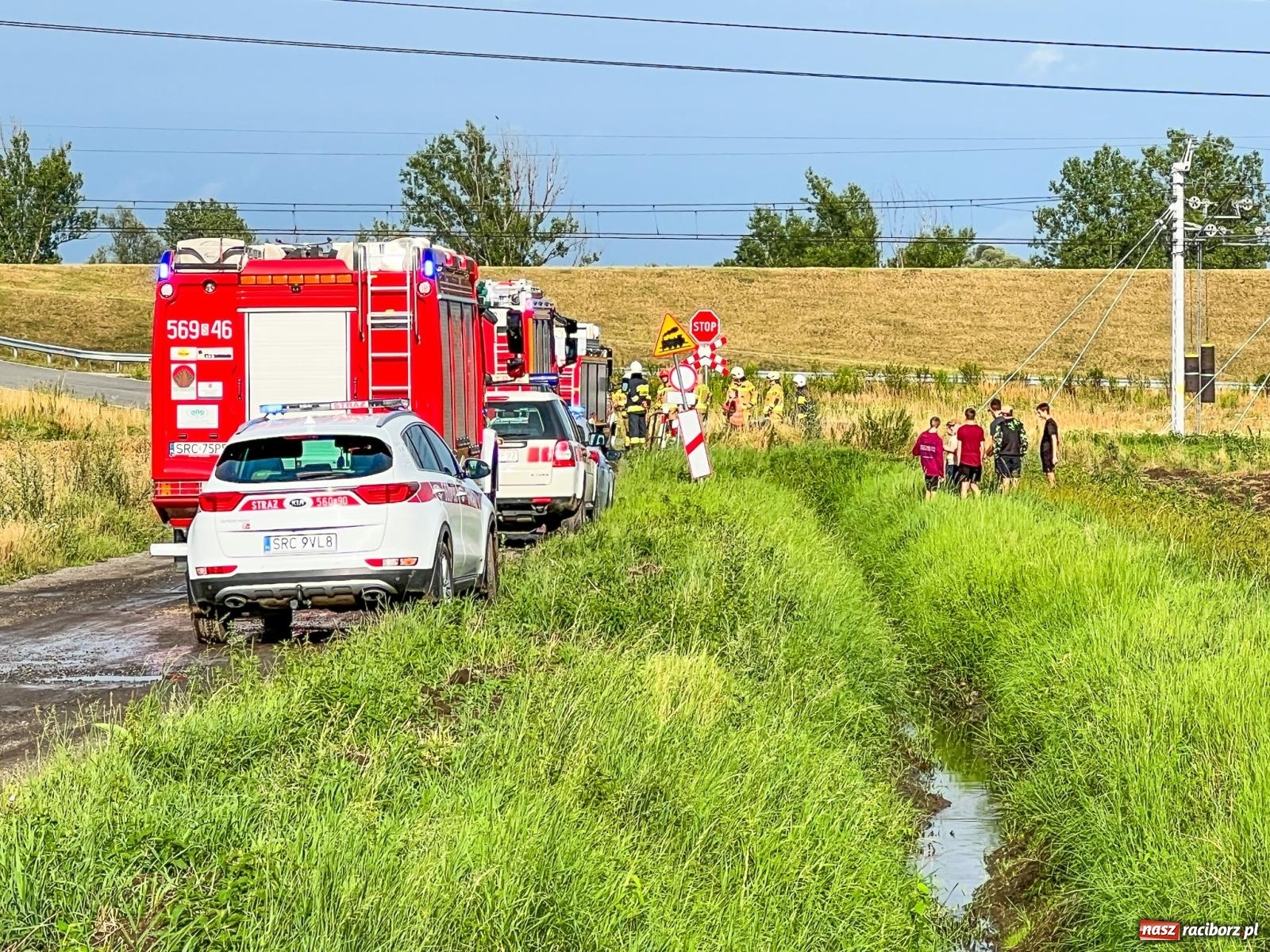 Zdjęcie w galerii na portalu naszraciborz.pl: Osobowy opel wjechał pod pociąg w Sudole [FOTO] wiadomości z regionu