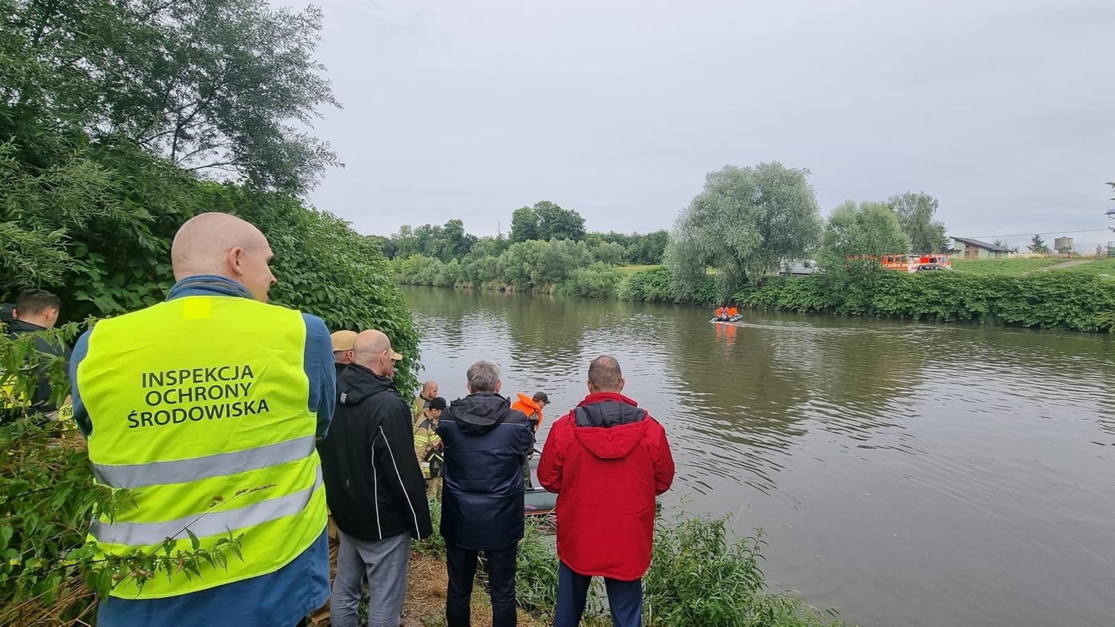 Zdjęcie w galerii na portalu naszraciborz.pl: Strażacy rozciągnęli specjalną zaporę na Odrze wiadomości z regionu