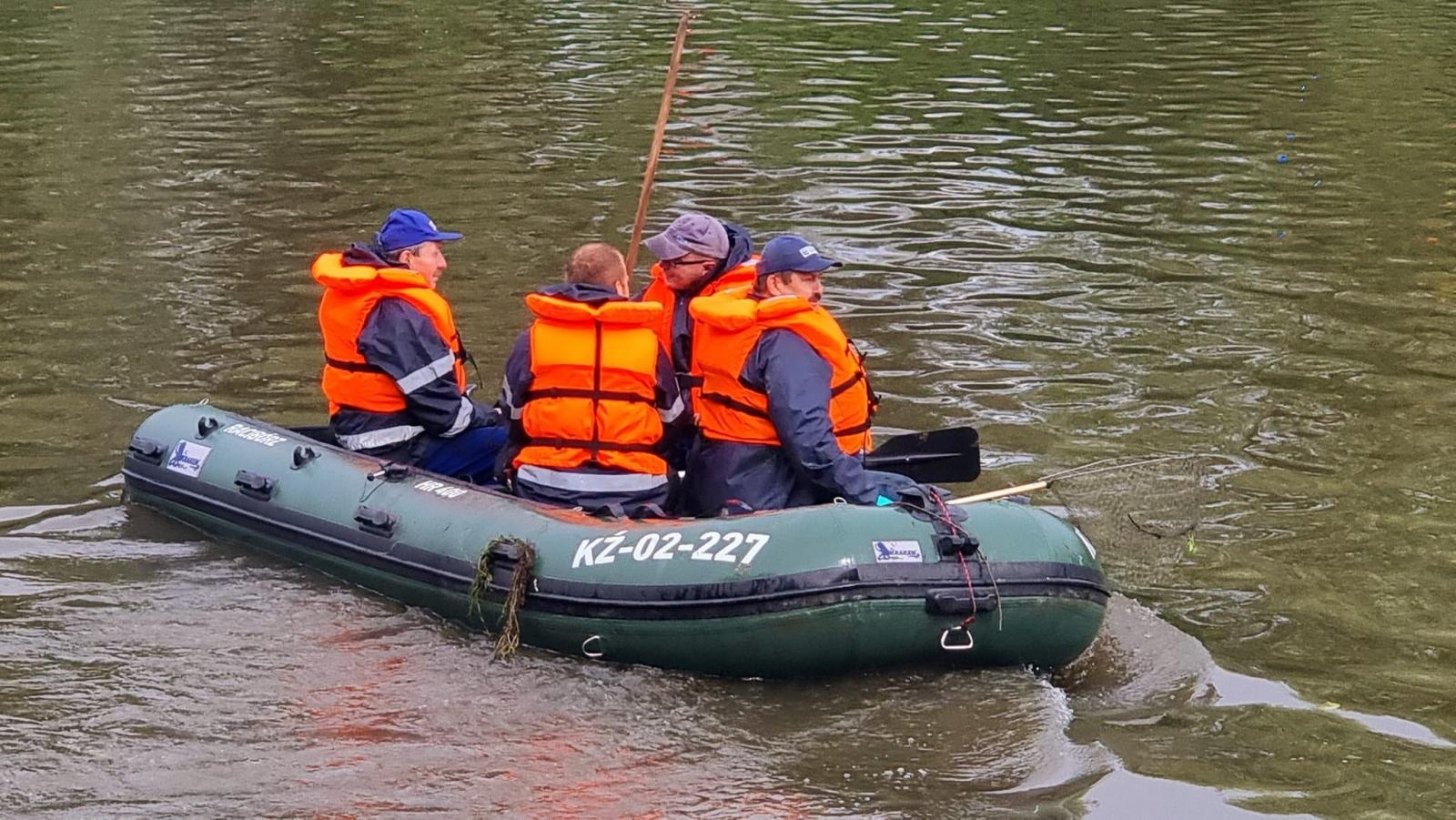 Zdjęcie w galerii na portalu naszraciborz.pl: Strażacy rozciągnęli specjalną zaporę na Odrze wiadomości z regionu