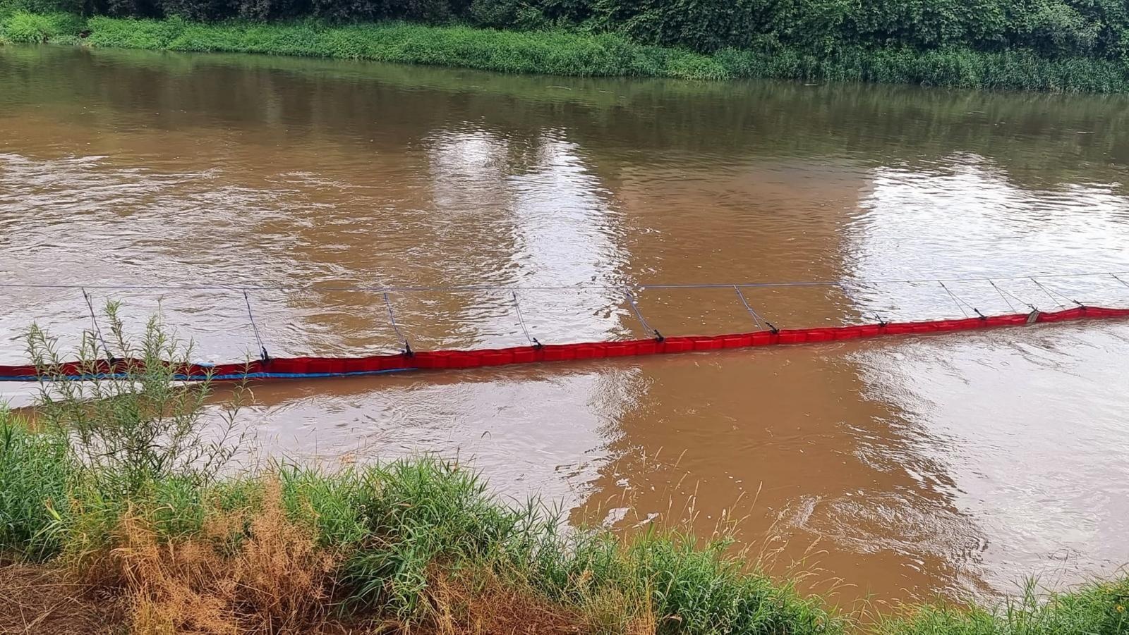 Zdjęcie w galerii na portalu naszraciborz.pl: Strażacy rozciągnęli specjalną zaporę na Odrze wiadomości z regionu