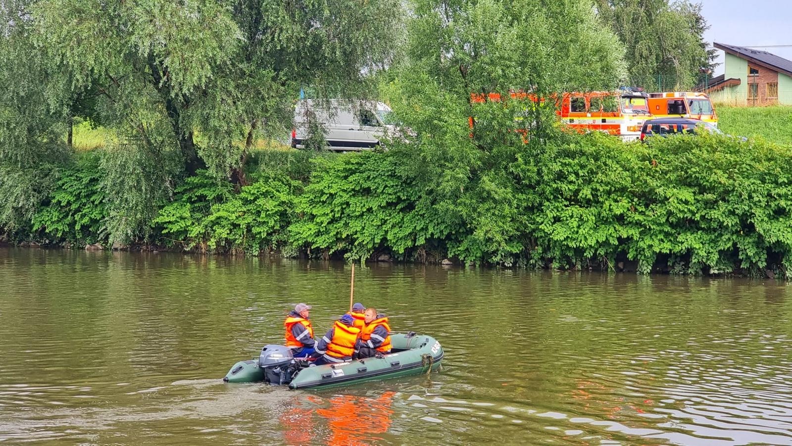 Zdjęcie w galerii na portalu naszraciborz.pl: Strażacy rozciągnęli specjalną zaporę na Odrze wiadomości z regionu