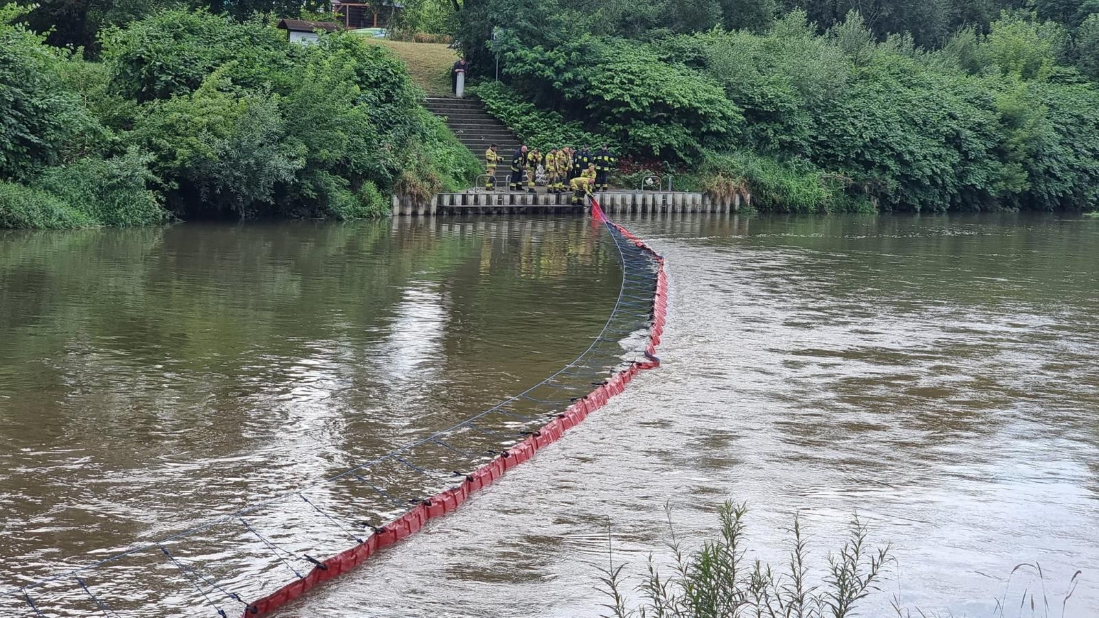 Zdjęcie w galerii na portalu naszraciborz.pl: Strażacy rozciągnęli specjalną zaporę na Odrze wiadomości z regionu