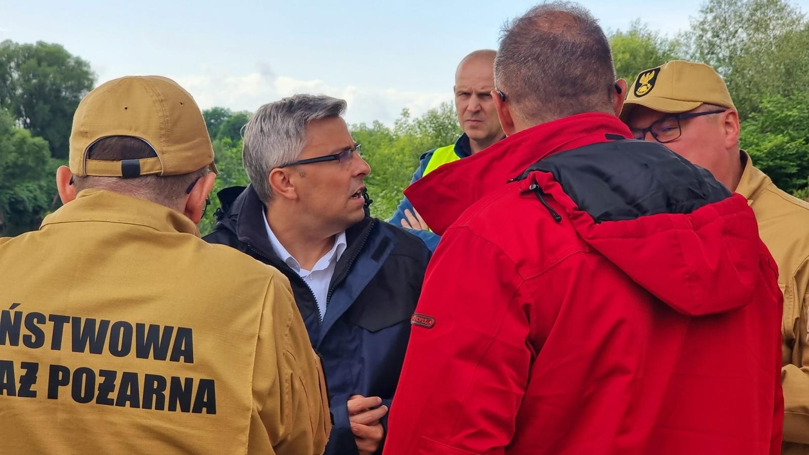 Zdjęcie w galerii na portalu naszraciborz.pl: Strażacy rozciągnęli specjalną zaporę na Odrze wiadomości z regionu