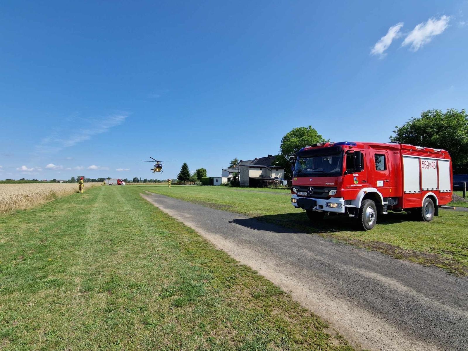Zdjęcie w galerii na portalu naszraciborz.pl: Kobieta potrącona w Zabełkowie. Wezwano śmigłowiec LPR wiadomości z regionu