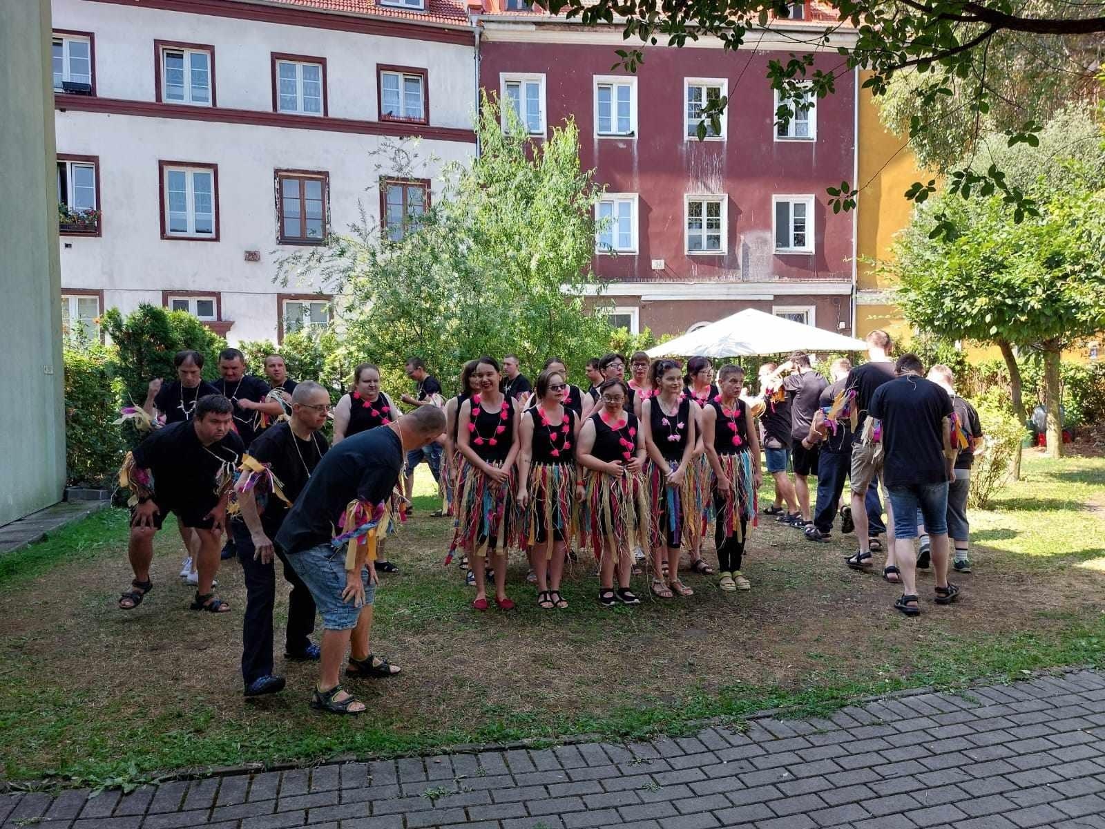 Zdjęcie w galerii na portalu naszraciborz.pl: Hawajskie rytmy w ogrodzie przy Rzeźniczej wiadomości z regionu
