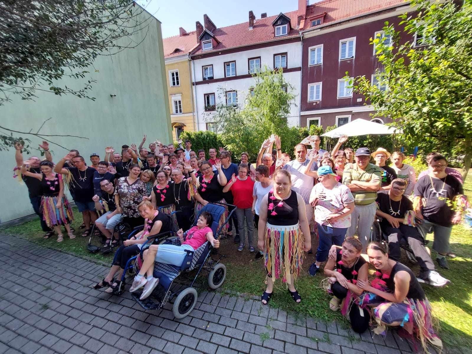Zdjęcie w galerii na portalu naszraciborz.pl: Hawajskie rytmy w ogrodzie przy Rzeźniczej wiadomości z regionu