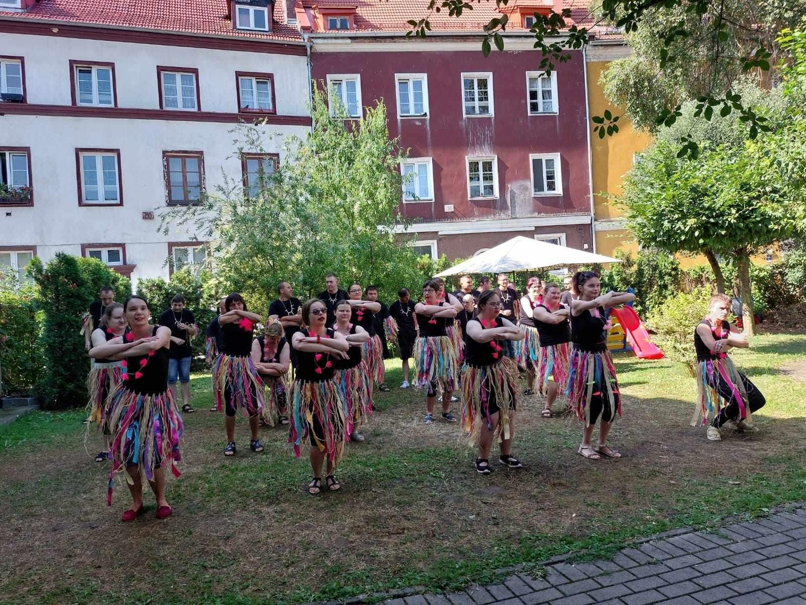 Zdjęcie w galerii na portalu naszraciborz.pl: Hawajskie rytmy w ogrodzie przy Rzeźniczej wiadomości z regionu