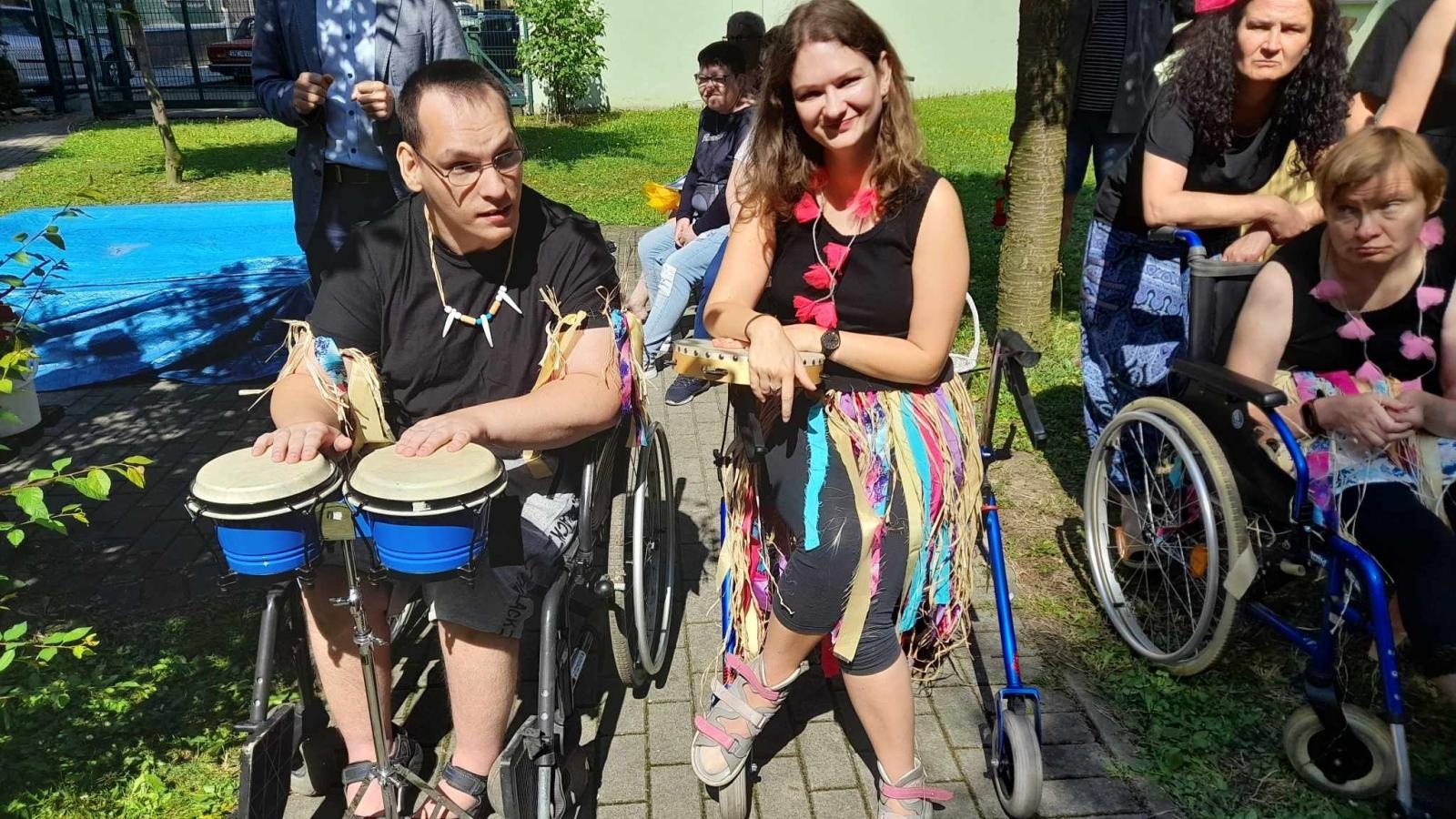 Zdjęcie w galerii na portalu naszraciborz.pl: Hawajskie rytmy w ogrodzie przy Rzeźniczej wiadomości z regionu