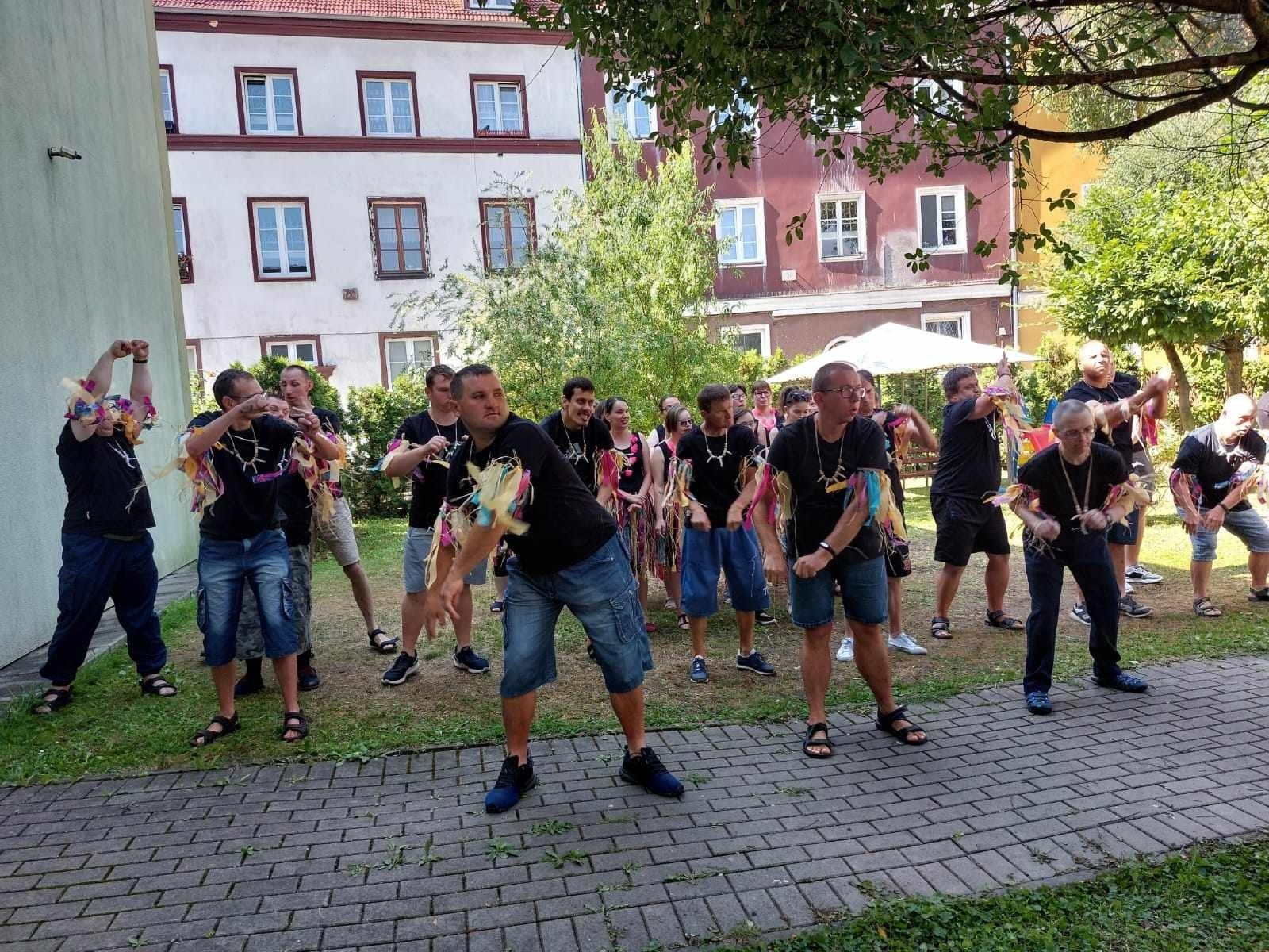 Zdjęcie w galerii na portalu naszraciborz.pl: Hawajskie rytmy w ogrodzie przy Rzeźniczej wiadomości z regionu