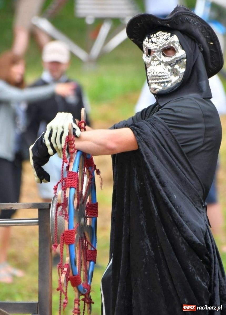 Zdjęcie w galerii na portalu naszraciborz.pl: Statek Widmo z Raciborza wygrał Mistrzostwa Polski w Pływaniu na Byle Czym w Augustowie wiadomości z regionu