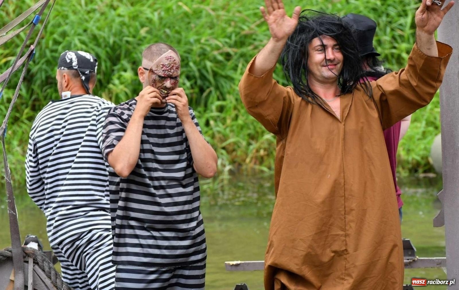 Zdjęcie w galerii na portalu naszraciborz.pl: Statek Widmo z Raciborza wygrał Mistrzostwa Polski w Pływaniu na Byle Czym w Augustowie wiadomości z regionu