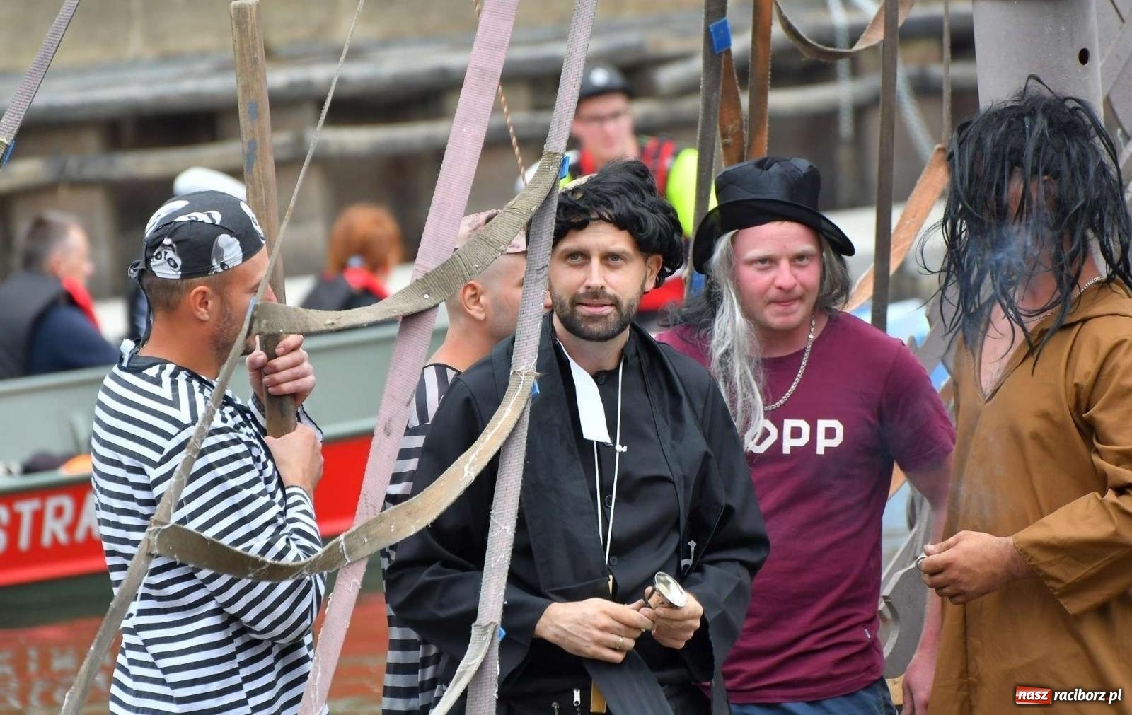 Zdjęcie w galerii na portalu naszraciborz.pl: Statek Widmo z Raciborza wygrał Mistrzostwa Polski w Pływaniu na Byle Czym w Augustowie wiadomości z regionu