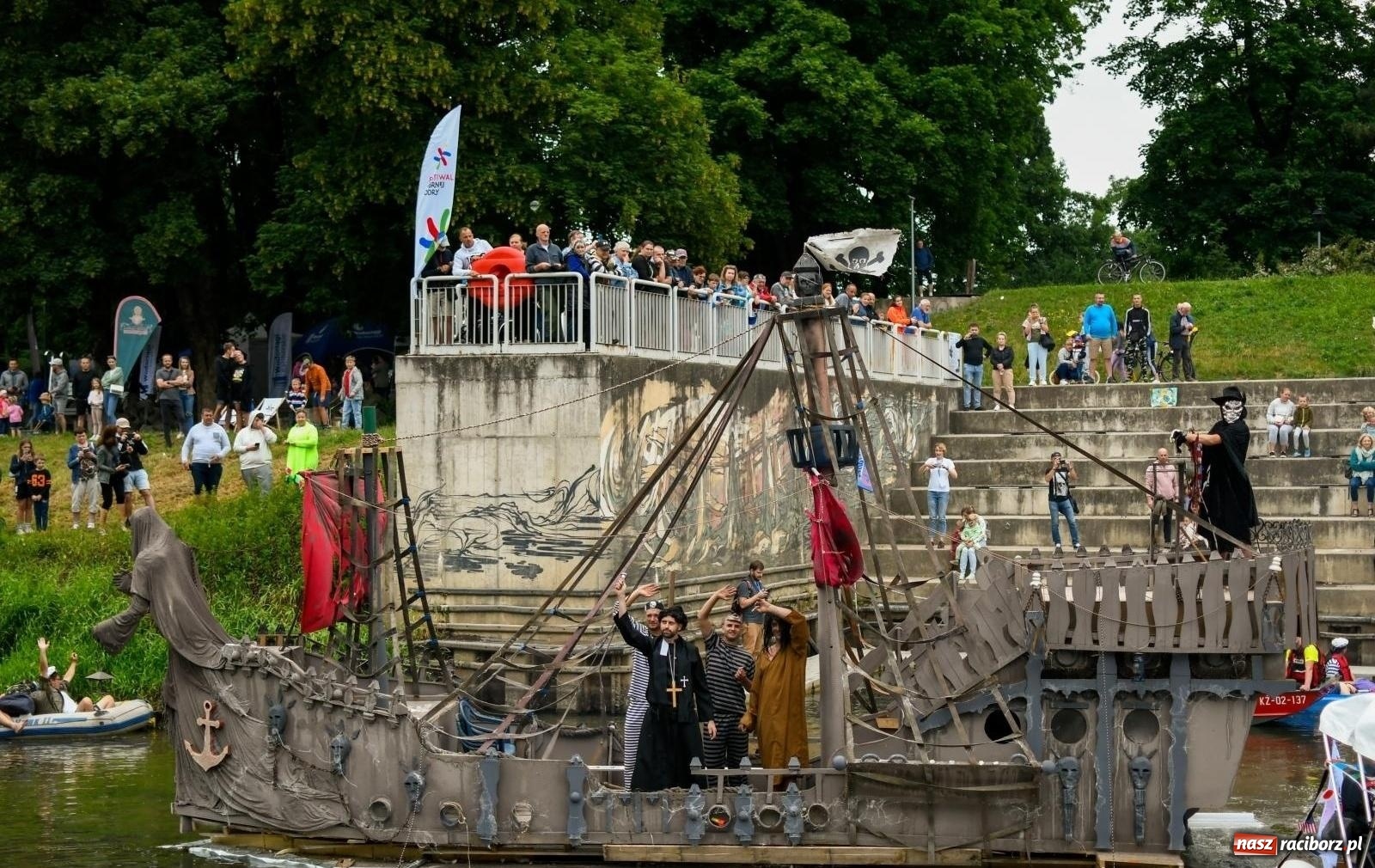 Zdjęcie w galerii na portalu naszraciborz.pl: Statek Widmo z Raciborza wygrał Mistrzostwa Polski w Pływaniu na Byle Czym w Augustowie wiadomości z regionu
