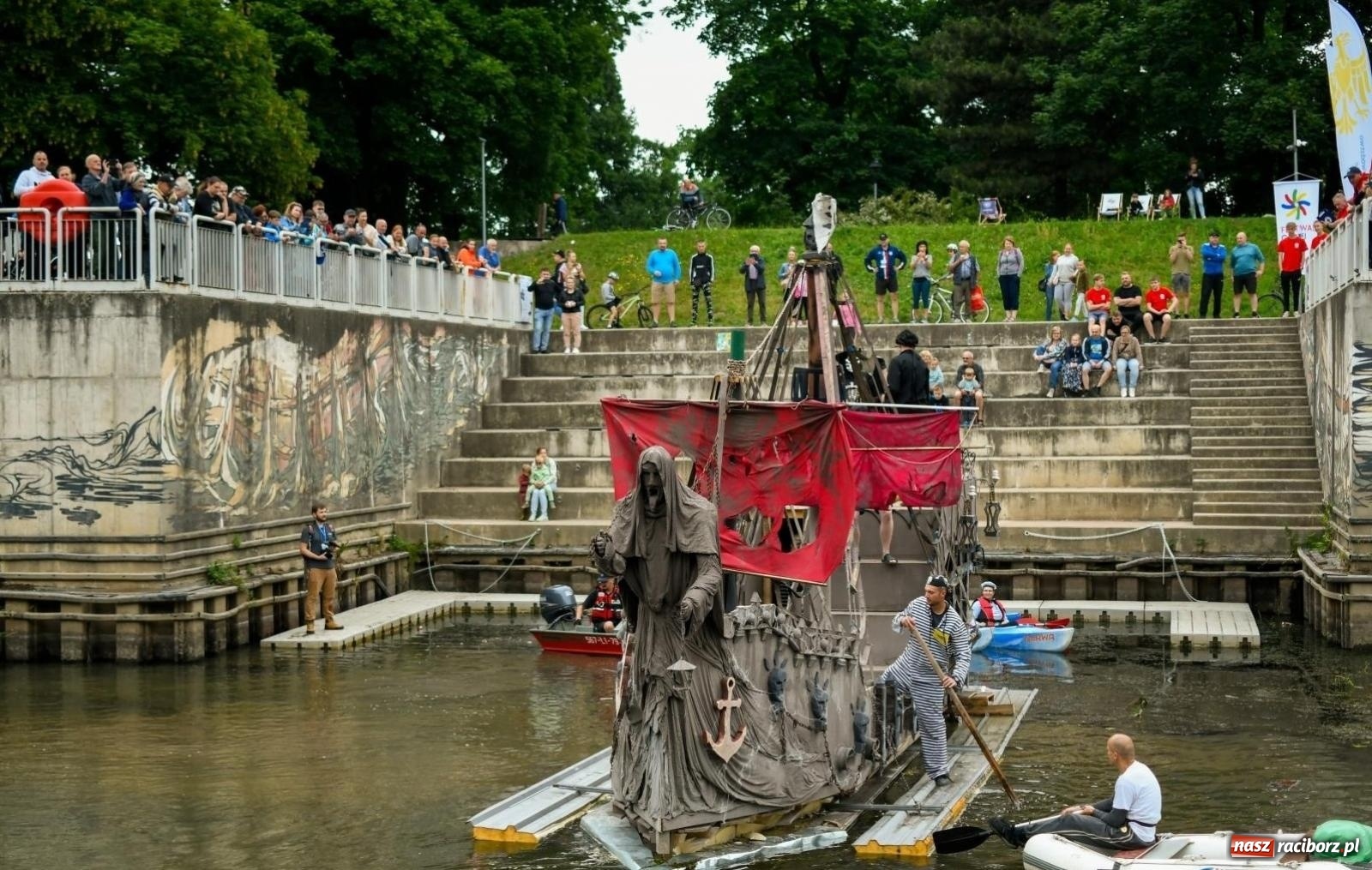 Zdjęcie w galerii na portalu naszraciborz.pl: Statek Widmo z Raciborza wygrał Mistrzostwa Polski w Pływaniu na Byle Czym w Augustowie wiadomości z regionu