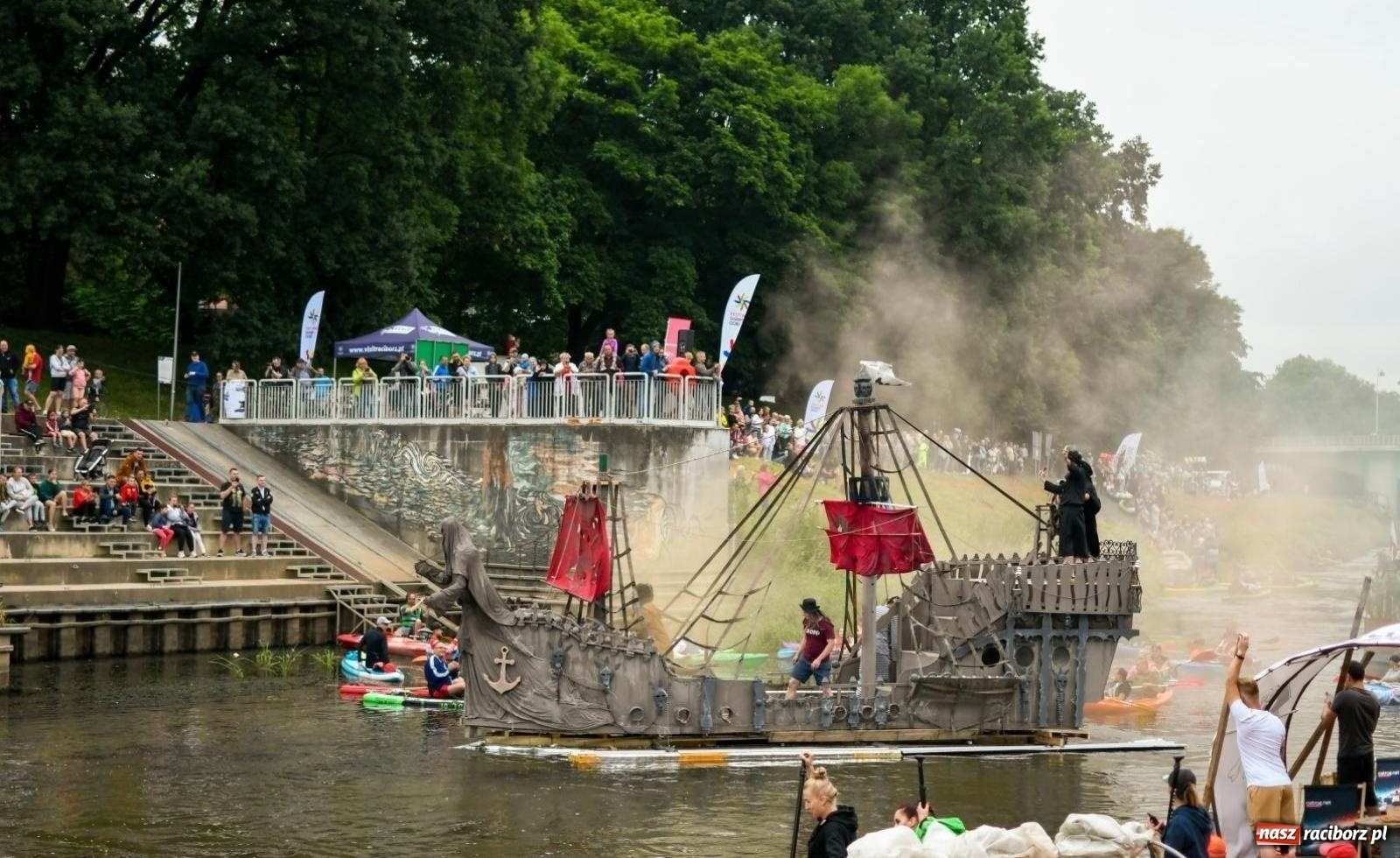 Zdjęcie w galerii na portalu naszraciborz.pl: Statek Widmo z Raciborza wygrał Mistrzostwa Polski w Pływaniu na Byle Czym w Augustowie wiadomości z regionu