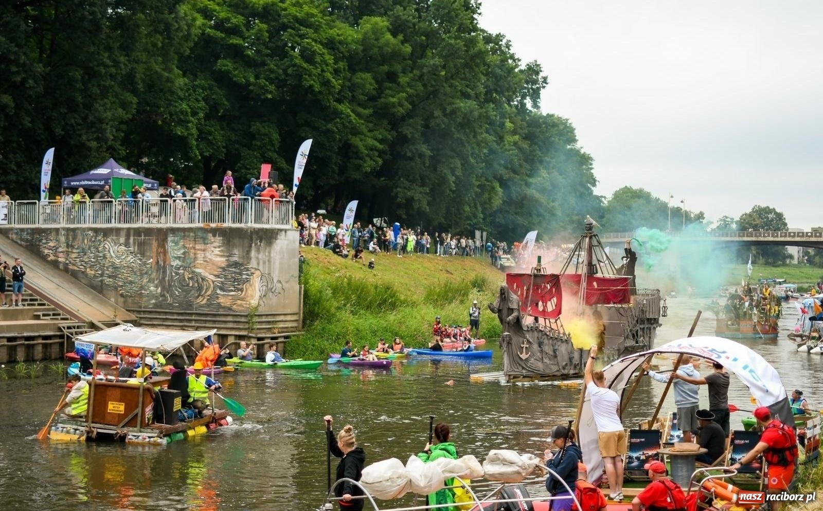 Zdjęcie w galerii na portalu naszraciborz.pl: Statek Widmo z Raciborza wygrał Mistrzostwa Polski w Pływaniu na Byle Czym w Augustowie wiadomości z regionu