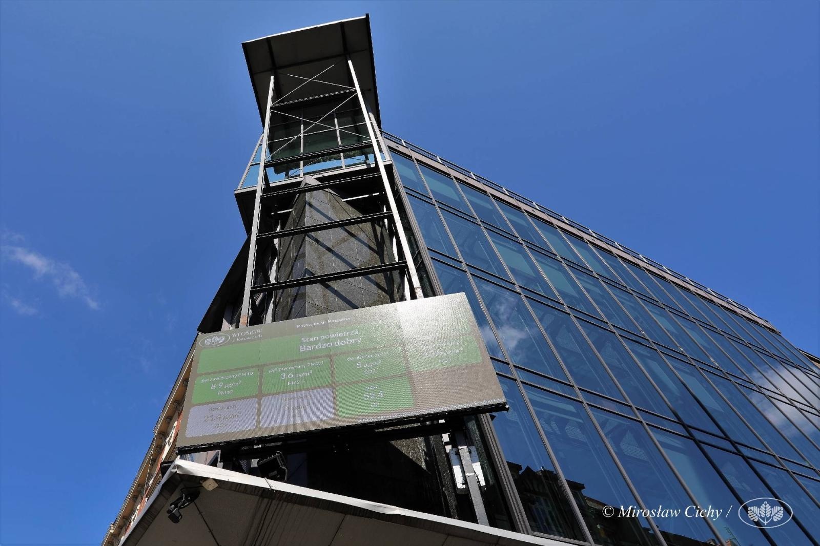 Zdjęcie w galerii na portalu naszraciborz.pl: Eko-tablica świetlna już na budynku funduszu wiadomości z regionu