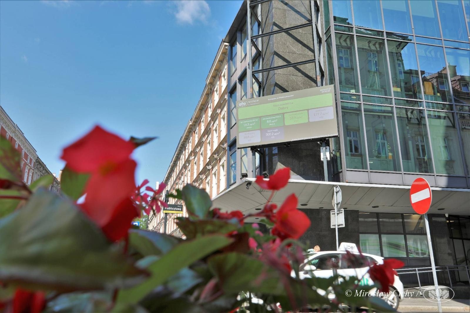 Zdjęcie w galerii na portalu naszraciborz.pl: Eko-tablica świetlna już na budynku funduszu wiadomości z regionu