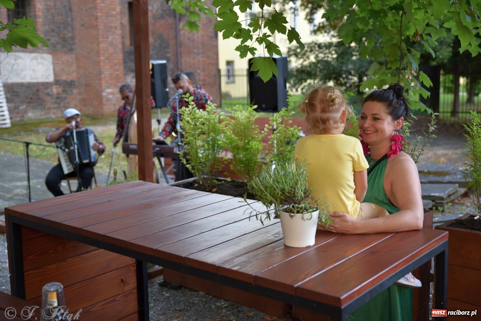 Zdjęcie w galerii na portalu naszraciborz.pl: W Etiudzie za Muzeum zabrzmiała muzyka romska [FOTO i WIDEO] wiadomości z regionu