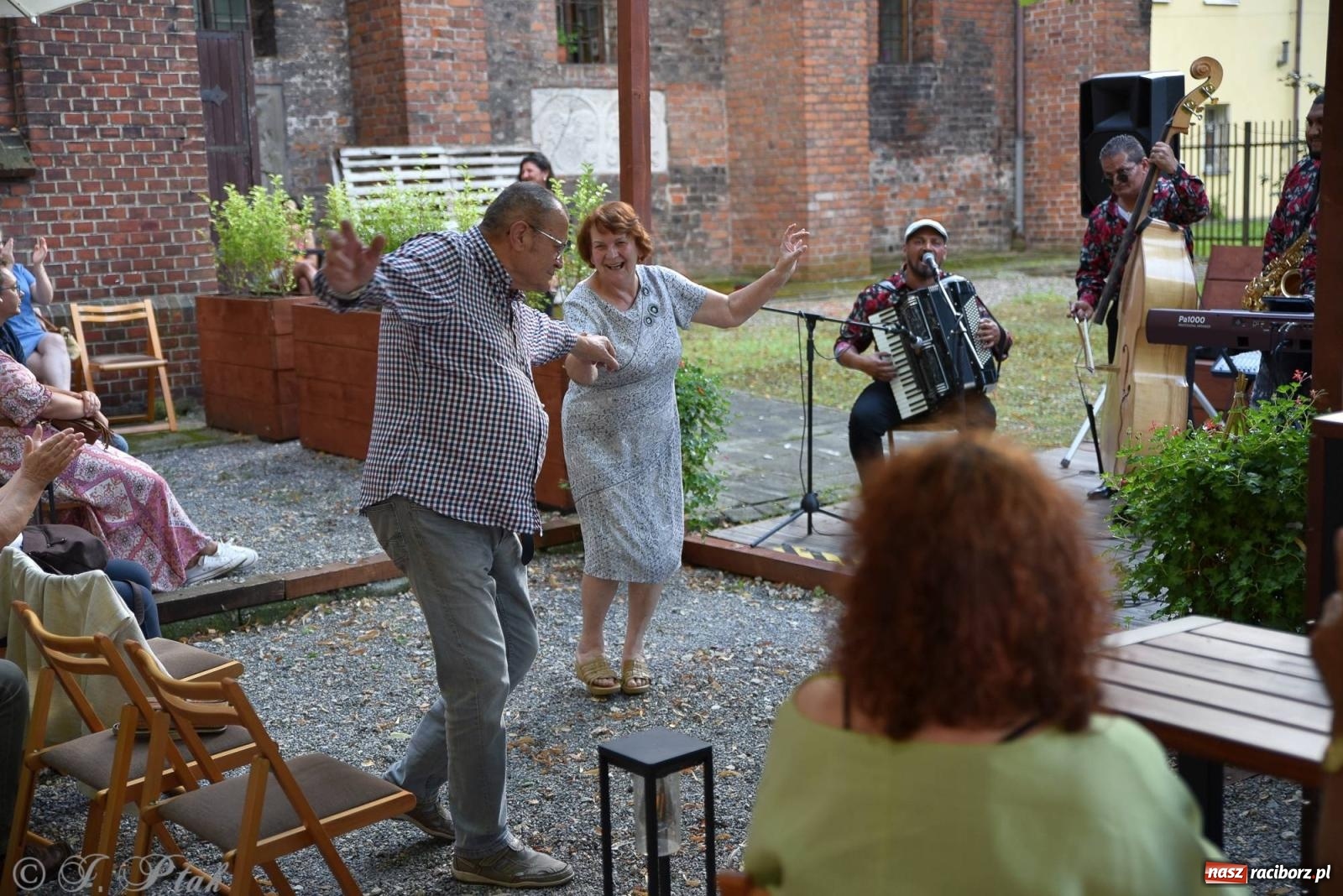Zdjęcie w galerii na portalu naszraciborz.pl: W Etiudzie za Muzeum zabrzmiała muzyka romska [FOTO i WIDEO] wiadomości z regionu