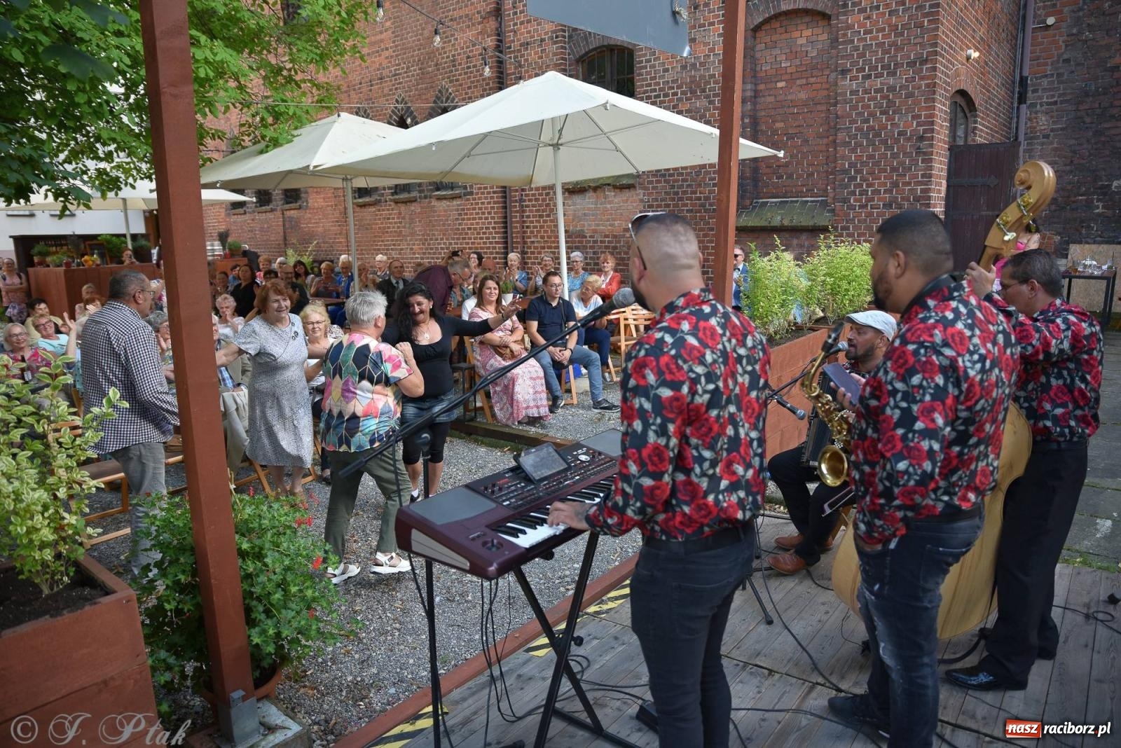 Zdjęcie w galerii na portalu naszraciborz.pl: W Etiudzie za Muzeum zabrzmiała muzyka romska [FOTO i WIDEO] wiadomości z regionu