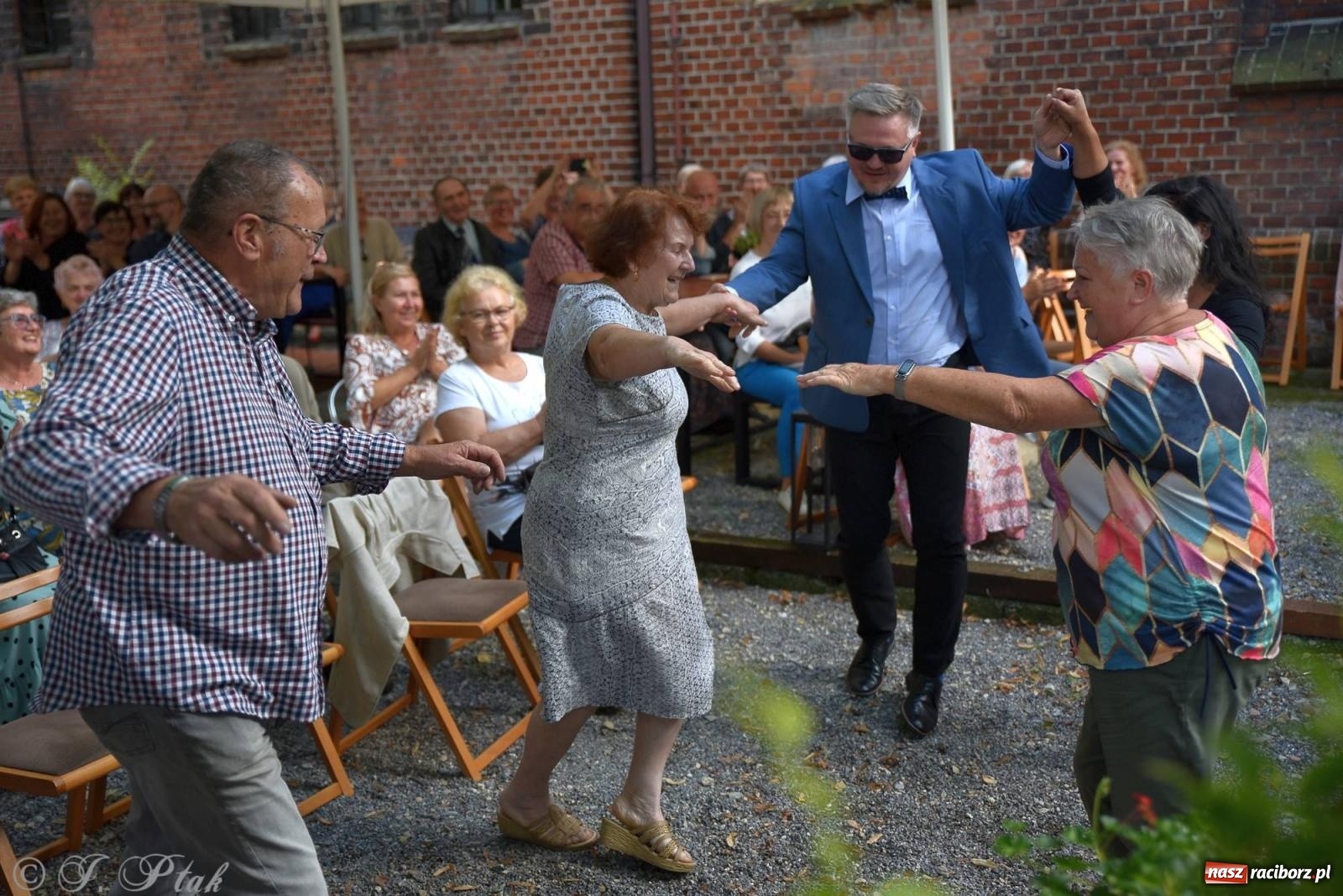 Zdjęcie w galerii na portalu naszraciborz.pl: W Etiudzie za Muzeum zabrzmiała muzyka romska [FOTO i WIDEO] wiadomości z regionu