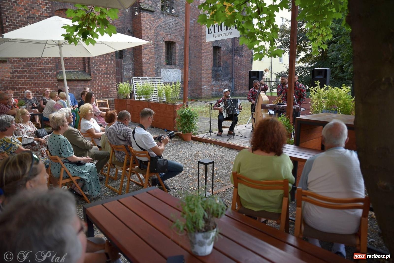 Zdjęcie w galerii na portalu naszraciborz.pl: W Etiudzie za Muzeum zabrzmiała muzyka romska [FOTO i WIDEO] wiadomości z regionu
