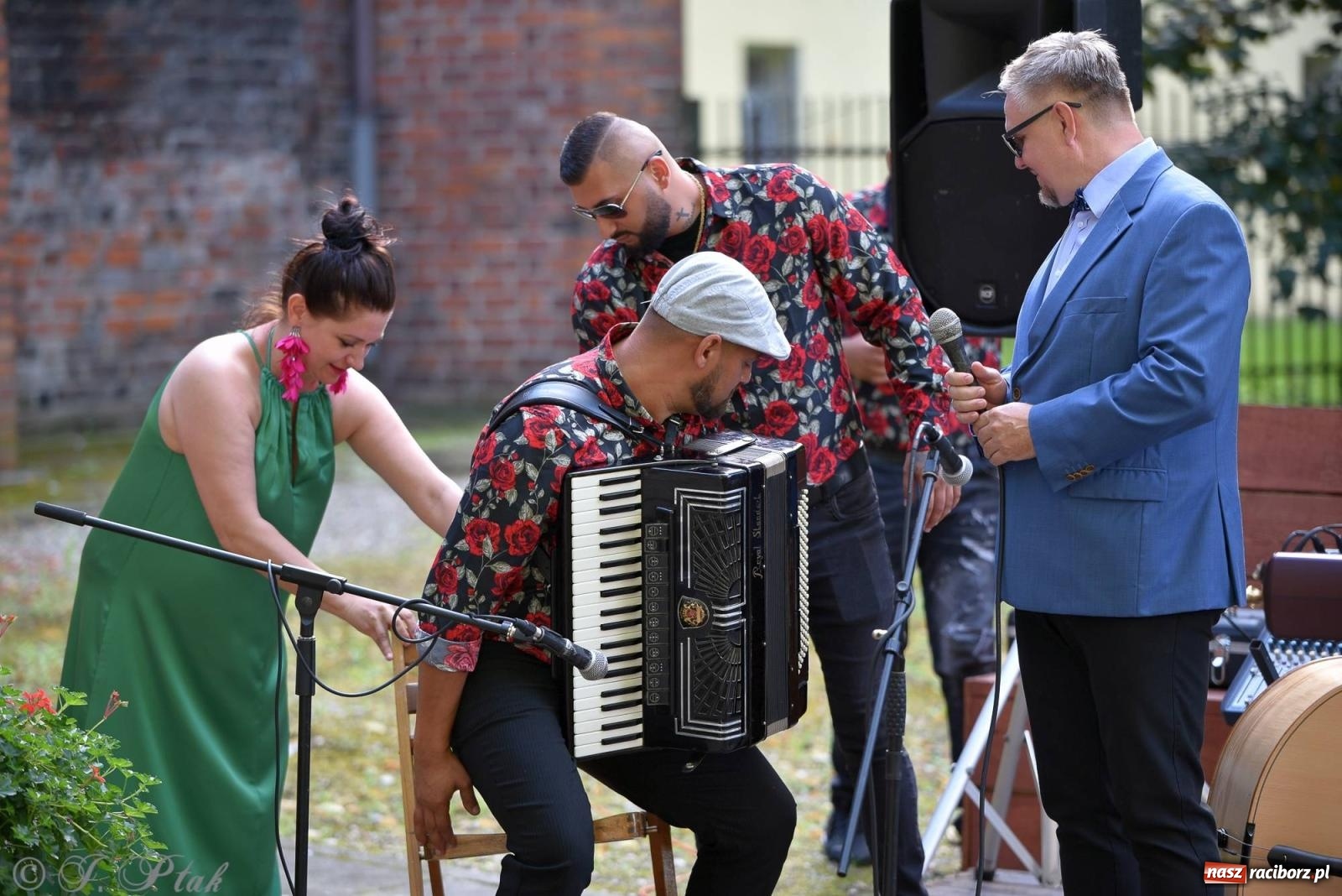 Zdjęcie w galerii na portalu naszraciborz.pl: W Etiudzie za Muzeum zabrzmiała muzyka romska [FOTO i WIDEO] wiadomości z regionu