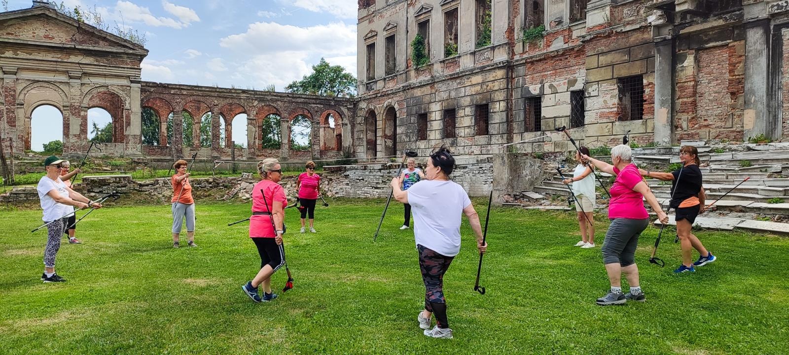 Zdjęcie w galerii na portalu naszraciborz.pl: Wakacje w powiecie. Z kijkami wokół Sławikowa wiadomości z regionu